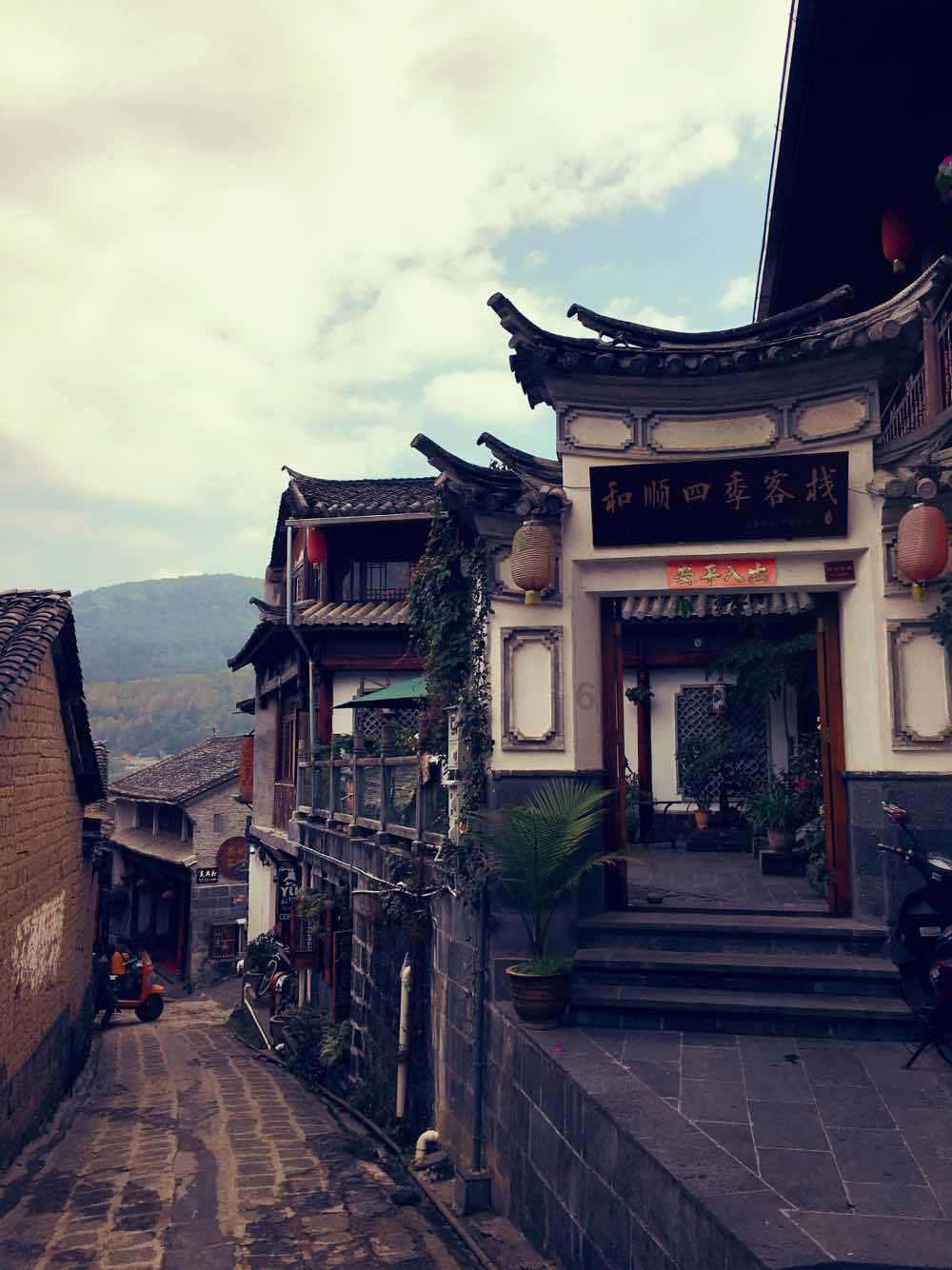 《第二十条》预售开启，赵丽颖与马丽高叶打扑克，调侃“丈夫”潘斌龙不敢和她坐一块